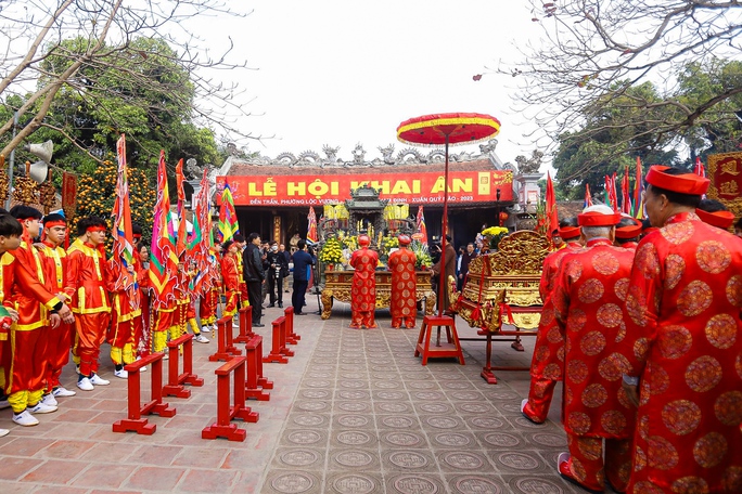 Xem Lễ rước kiệu Ngọc Lộ mở đầu cho Lễ hội Khai ấn Đền Trần 2023 - Ảnh 12.