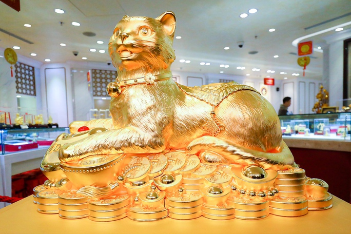 Cận cảnh tượng mèo bằng vàng 9999 khổng lồ nặng 48 kg - Ảnh 2.