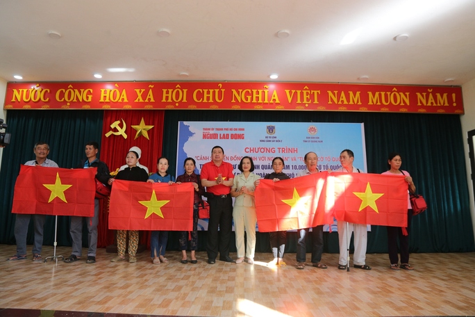 Trao 10.000 lá cờ Tổ quốc và 70 suất quà, học bổng tại Quảng Nam - Ảnh 4.