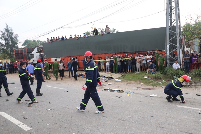 Hiện trường vụ tai nạn kinh hoàng làm 8 người chết ở Quảng Nam - Ảnh 2.