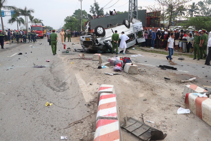 Hiện trường vụ tai nạn kinh hoàng làm 8 người chết ở Quảng Nam - Ảnh 8.