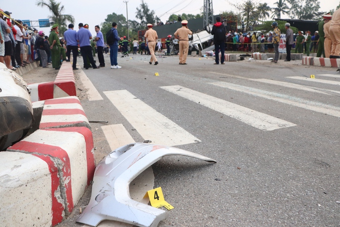 Hiện trường vụ tai nạn kinh hoàng làm 8 người chết ở Quảng Nam - Ảnh 6.
