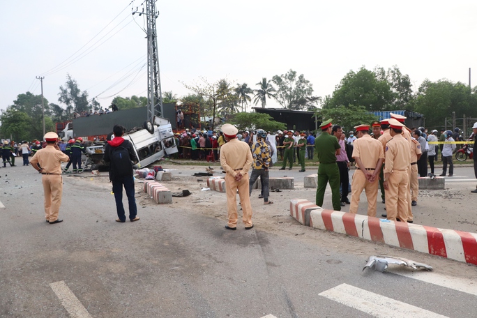 Hiện trường vụ tai nạn kinh hoàng làm 8 người chết ở Quảng Nam - Ảnh 1.