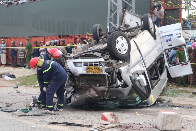 Hiện trường vụ tai nạn kinh hoàng làm 8 người chết ở Quảng Nam - Ảnh 9.