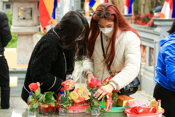 Ngày Valentine, giới trẻ rủ nhau đi chùa Hà cầu duyên - Ảnh 4.