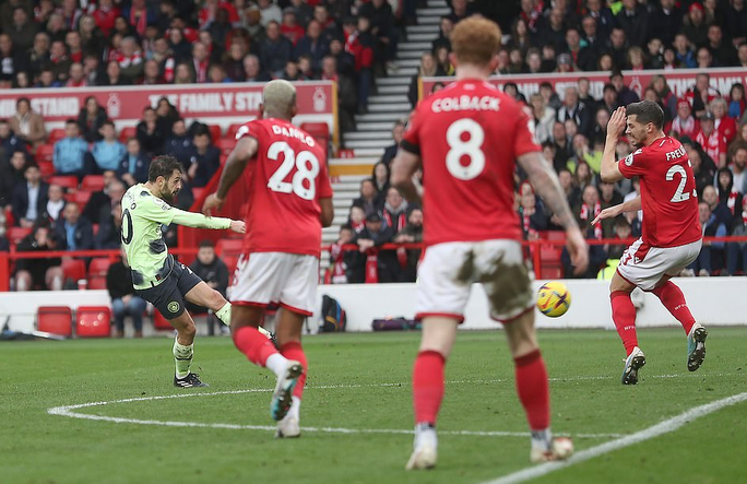 Liverpool giải mã ngựa ô Newcastle, Man City hụt hơi đua đầu bảng Ngoại hạng Anh - Ảnh 2.