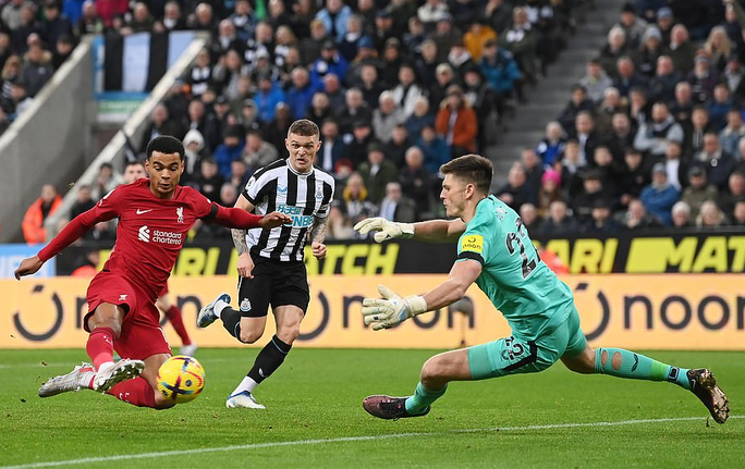 Liverpool giải mã ngựa ô Newcastle, Man City hụt hơi đua đầu bảng Ngoại hạng Anh - Ảnh 6.