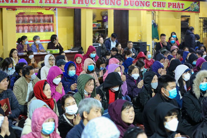 Người dân đổ về chùa Phúc Khánh dâng sao giải hạn trong đêm - Ảnh 4.