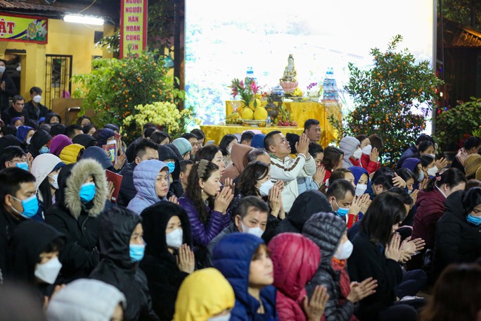 Người dân đổ về chùa Phúc Khánh dâng sao giải hạn trong đêm - Ảnh 12.