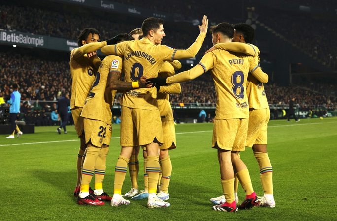 Lewandowski tái xuất và ghi bàn, Barcelona bỏ xa Real Madrid ở La Liga - Ảnh 5.