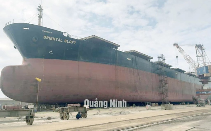 8 người bị thương trong vụ nổ bất ngờ trên tàu biển gần 7 vạn tấn - Ảnh 1.