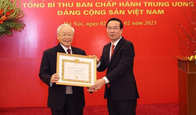 Tổng Bí thư Nguyễn Phú Trọng nhận Huy hiệu 55 năm tuổi Đảng - Ảnh 1.