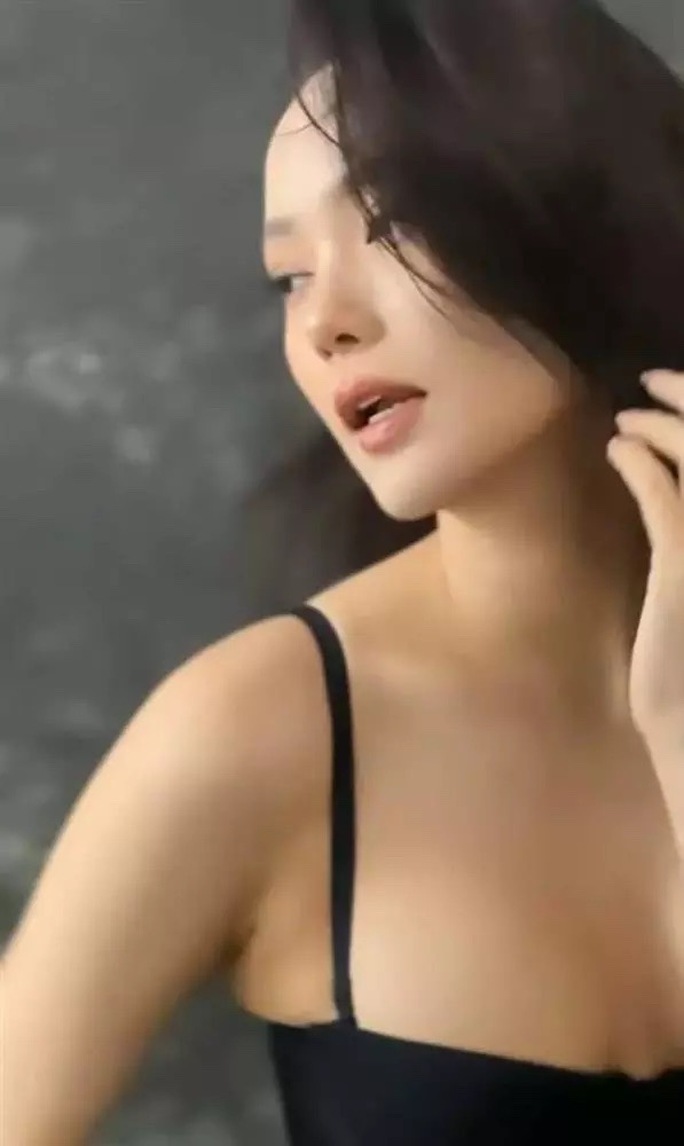 Minh Hằng - Ngọc Trinh cùng cởi, ai sexy hơn? - Ảnh 5.