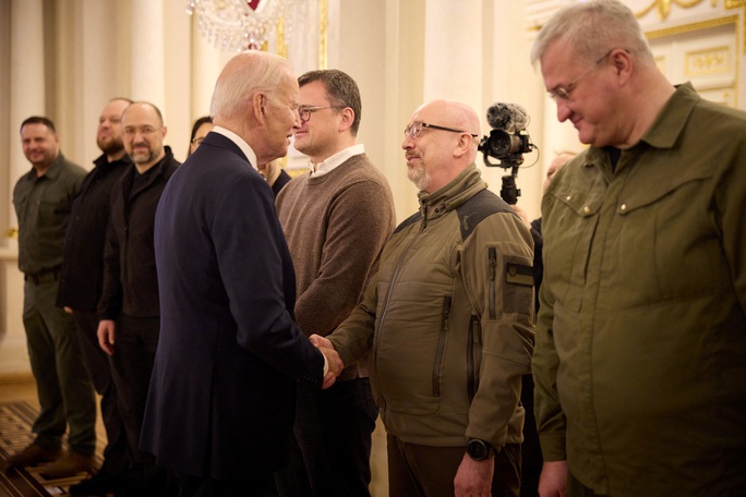Toàn cảnh chuyến thăm Ukraine “qua mặt được tất cả” của Tổng thống Joe Biden - Ảnh 9.