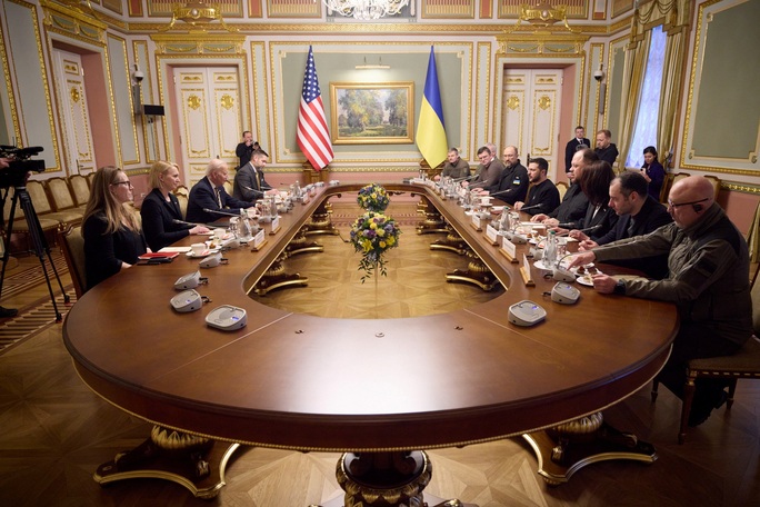 Toàn cảnh chuyến thăm Ukraine “qua mặt được tất cả” của Tổng thống Joe Biden - Ảnh 7.