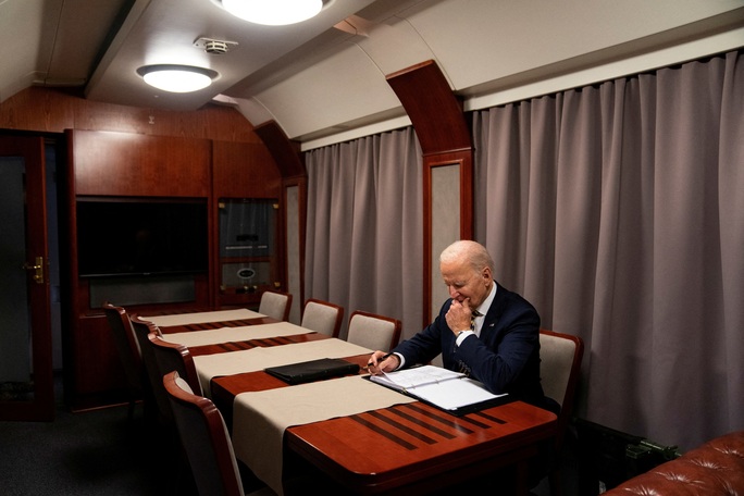 Toàn cảnh chuyến thăm Ukraine “qua mặt được tất cả” của Tổng thống Joe Biden - Ảnh 12.