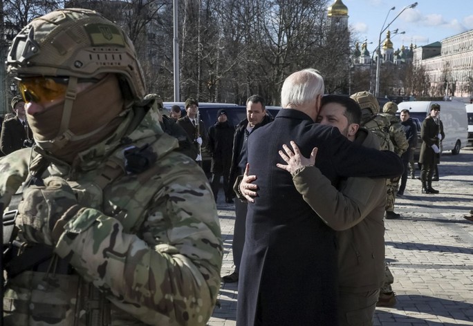 Toàn cảnh chuyến thăm Ukraine “qua mặt được tất cả” của Tổng thống Joe Biden - Ảnh 1.