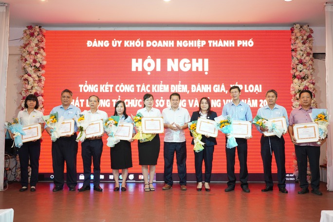 Nhiều cá nhân, tập thể xuất sắc trong công tác xây dựng Đảng năm 2022 - Ảnh 3.