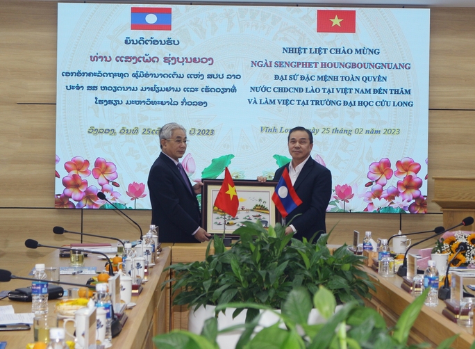 Đại sứ của Lào tại Việt Nam thăm và làm việc tại Trường ĐH Cửu Long - Ảnh 2.