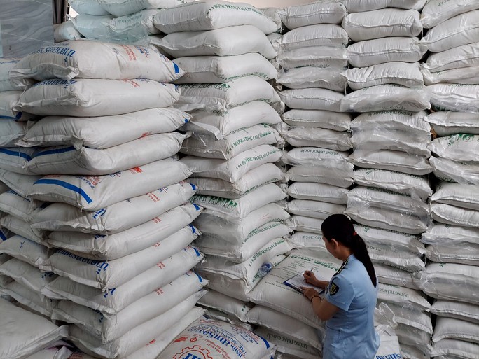 TP HCM: Bắt giữ gần 40 tấn đường cát nghi nhập lậu gần chợ Bình Tây - Ảnh 1.