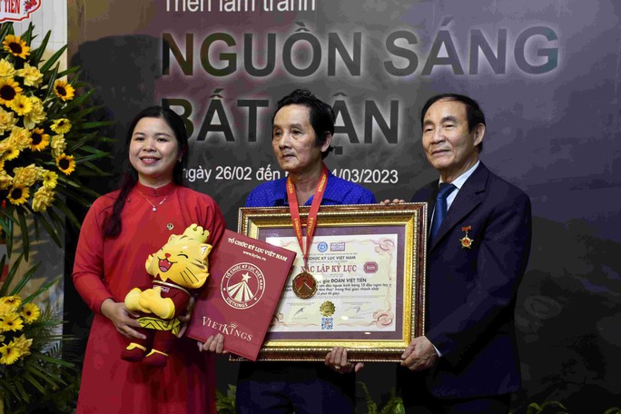 Hoạ sĩ Đoàn Việt Tiến nhận kỷ lục Việt Nam lần thứ 4 - Ảnh 1.