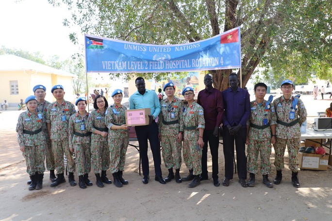 Bệnh viện dã chiến mũ nồi xanh khám bệnh, tặng quà người dân Nam Sudan - Ảnh 3.