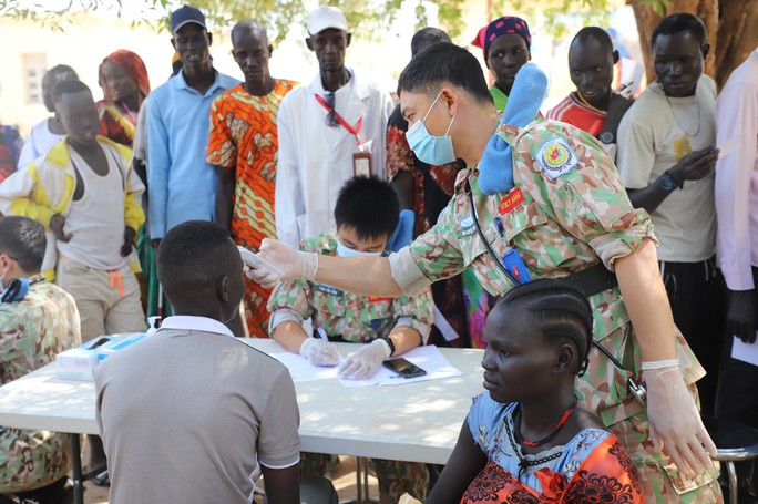 Bệnh viện dã chiến mũ nồi xanh khám bệnh, tặng quà người dân Nam Sudan - Ảnh 1.