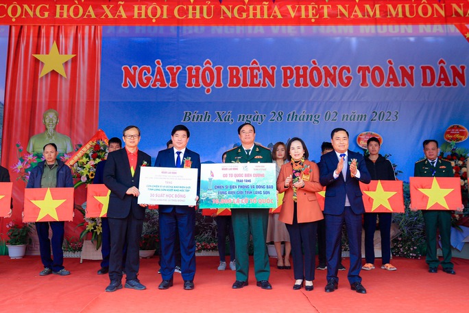 Trao tặng 10.000 lá cờ Tổ quốc tại tỉnh Lạng Sơn - Ảnh 1.