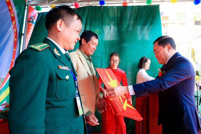 Trao tặng 10.000 lá cờ Tổ quốc tại tỉnh Lạng Sơn - Ảnh 2.