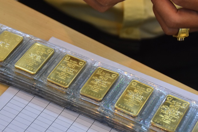 Giá vàng hôm nay 4-2: Vàng nhẫn 24K rớt gần cả triệu đồng/lượng - Ảnh 1.