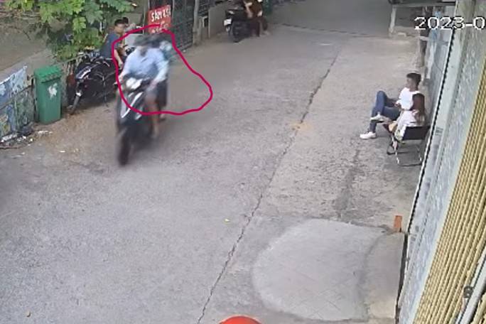 CLIP: Đuổi theo 2 thanh niên, cô gái đưa thiệp cưới ngã đập mặt xuống đường - Ảnh 3.