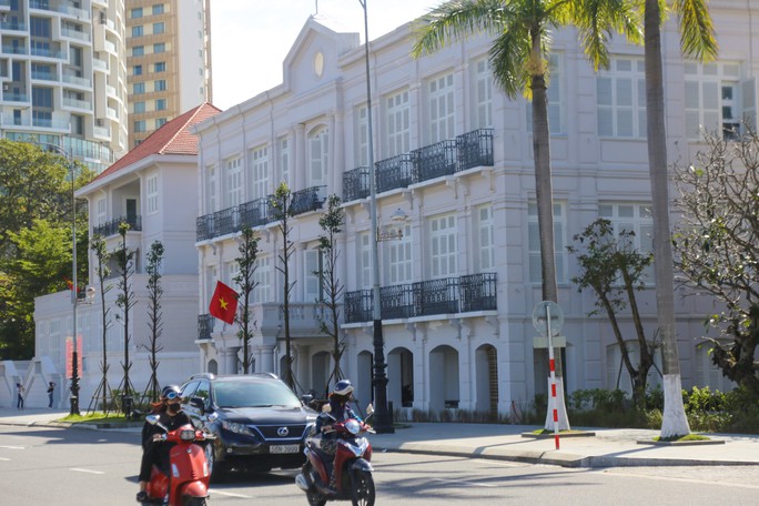 Ngắm Tòa Đốc lý 120 năm tuổi tại Đà Nẵng dần thành hình sau đại trùng tu - Ảnh 2.