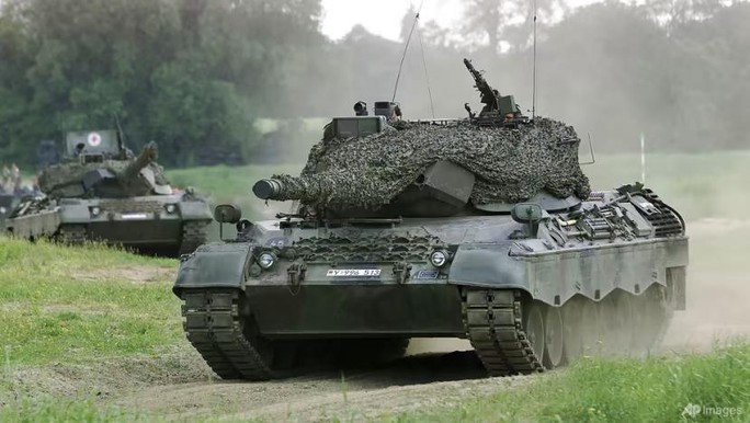 Ba nước hợp sức gửi 180 xe tăng đã tân trang cho Ukraine - Ảnh 1.