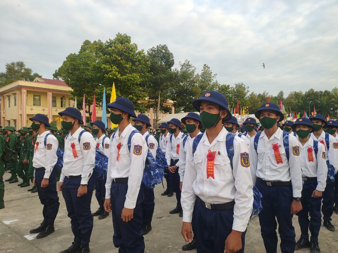 Bộ Tư lệnh Vùng Cảnh sát biển 4 tiếp nhận 100 công dân nhập ngũ - Ảnh 6.