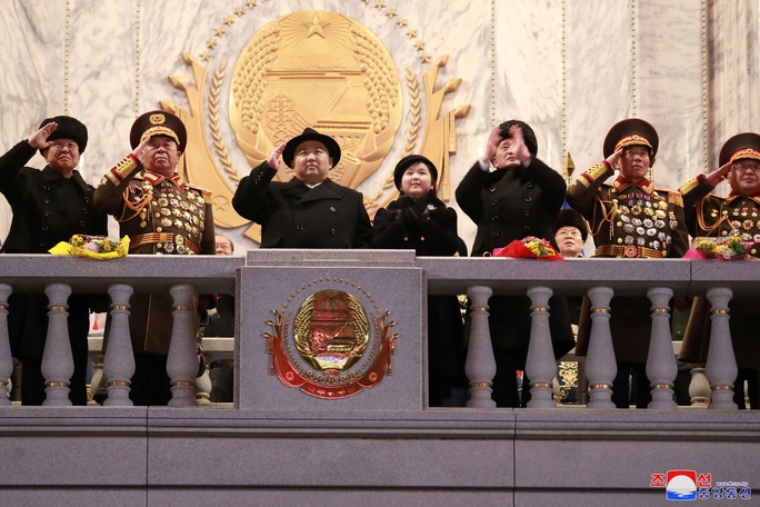 Con gái ông Kim Jong-un thành tâm điểm trong lễ duyệt binh - Ảnh 3.