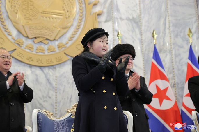 Con gái ông Kim Jong-un thành tâm điểm trong lễ duyệt binh - Ảnh 5.