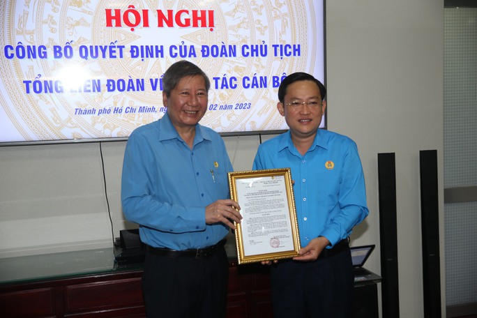 Trao quyết định công nhận chức danh Phó Chủ tịch LĐLĐ TP HCM đối với ông Phùng Thái Quang - Ảnh 1.