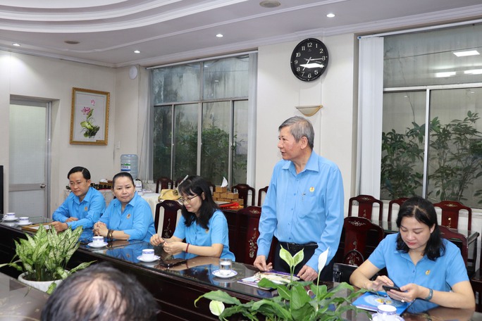 Trao quyết định công nhận chức danh Phó Chủ tịch LĐLĐ TP HCM đối với ông Phùng Thái Quang - Ảnh 2.