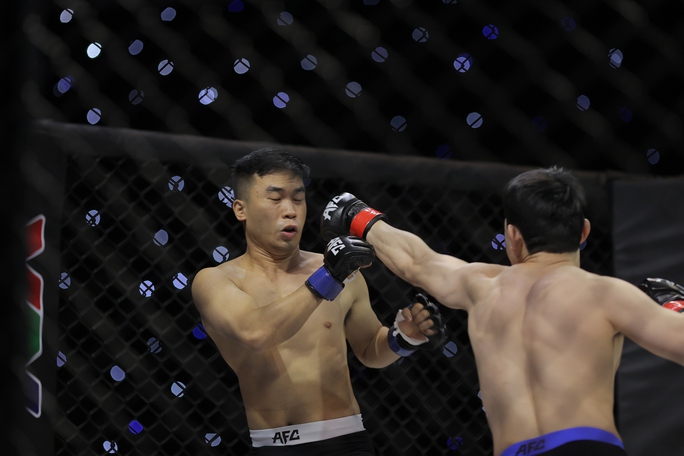 MMA - AFC 23: Võ sĩ chủ nhà chấn thương, Oh Su-hwan thắng sau 1 phút - Ảnh 1.