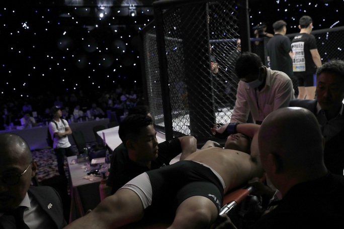 MMA - AFC 23: Võ sĩ chủ nhà chấn thương, Oh Su-hwan thắng sau 1 phút - Ảnh 2.