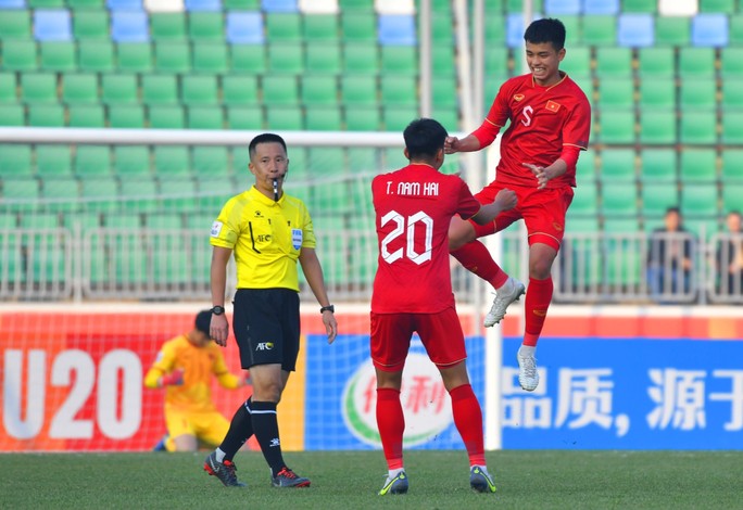 Văn Khang, Quốc Việt lên tập trung với U23 - Ảnh 1.
