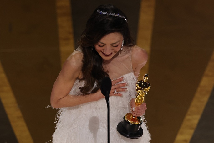Dương Tử Quỳnh “đá xéo” phóng viên CNN trên sân khấu lễ trao giải Oscar 2023 - Ảnh 2.