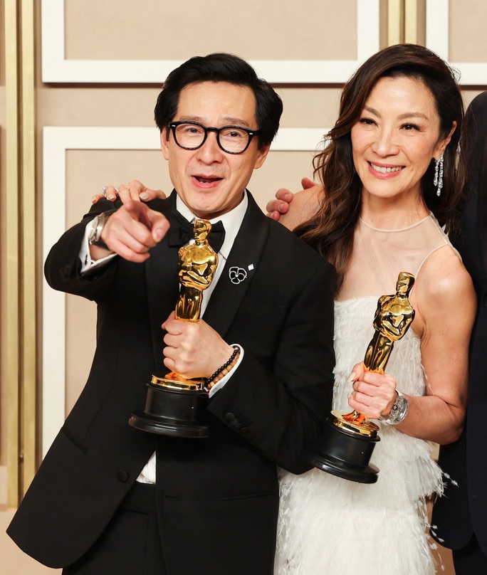 Dương Tử Quỳnh “đá xéo” phóng viên CNN trên sân khấu lễ trao giải Oscar 2023 - Ảnh 9.