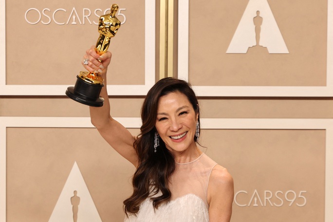 Dương Tử Quỳnh “đá xéo” phóng viên CNN trên sân khấu lễ trao giải Oscar 2023 - Ảnh 3.