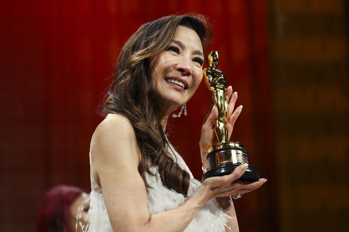Dương Tử Quỳnh “đá xéo” phóng viên CNN trên sân khấu lễ trao giải Oscar 2023 - Ảnh 4.