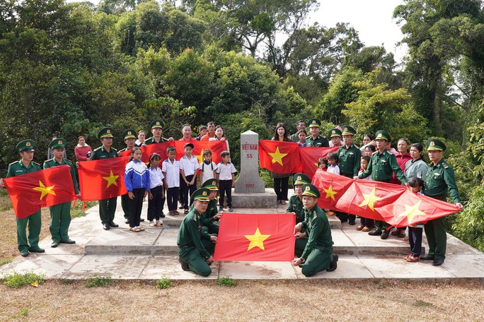 Trao tặng tỉnh Đắk Nông 10.000 lá cờ Tổ quốc - Ảnh 1.