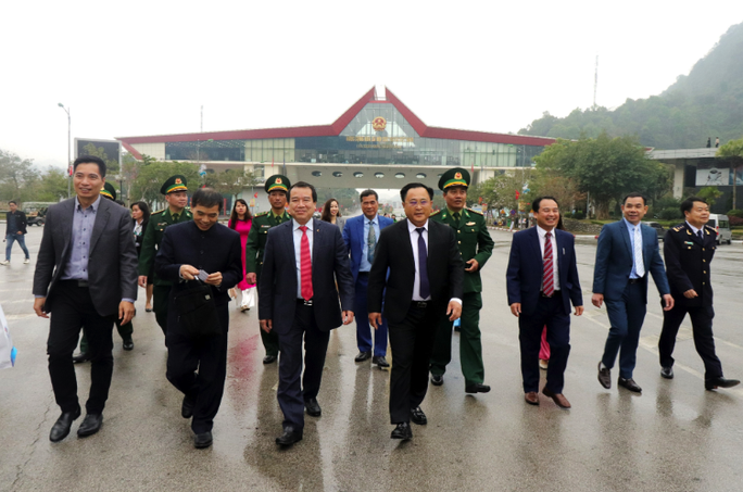 Việt Nam đón đoàn khách du lịch Trung Quốc đầu tiên qua cửa khẩu Hữu Nghị - Ảnh 3. Việt Nam đón đoàn khách du lịch Trung Quốc đầu tiên qua cửa khẩu Hữu Nghị - Ảnh 3.