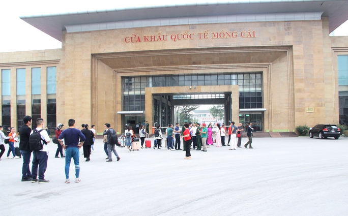 Đoàn khách du lịch Trung Quốc đầu tiên qua cửa khẩu Móng Cái sau dịch COVID-19 - Ảnh 1.