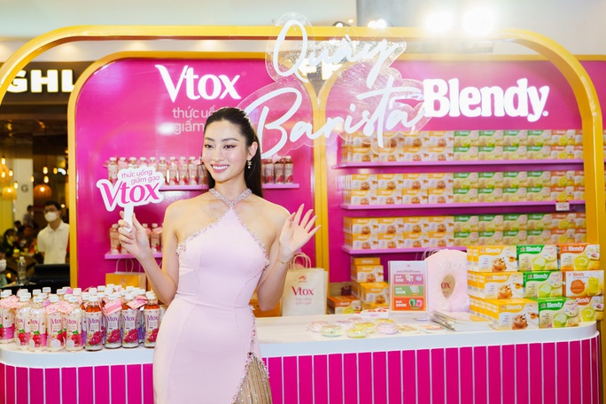 Cùng Miss World Việt Nam 2019 trải nghiệm bộ đôi thức uống Blendy® - Vtox làm xiêu lòng phái đẹp - Ảnh 4.