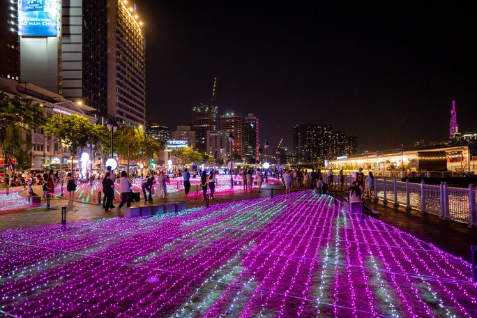 Bến Bạch Đằng huyền ảo với hàng trăm ngàn ánh đèn LED - Ảnh 1.
